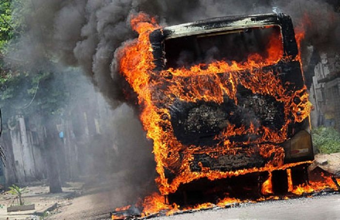 Quba yolunda futbolçuları daşıyan avtobus yandı