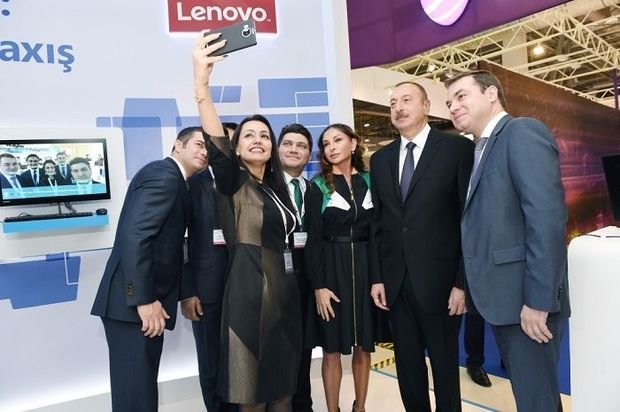 Prezident və xanımı "selfie" çəkdirdi
