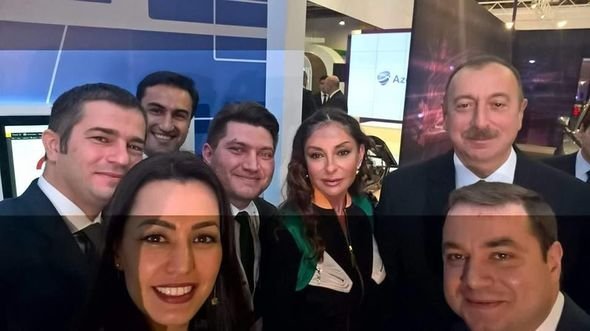 Prezident və xanımı "selfie" çəkdirdi