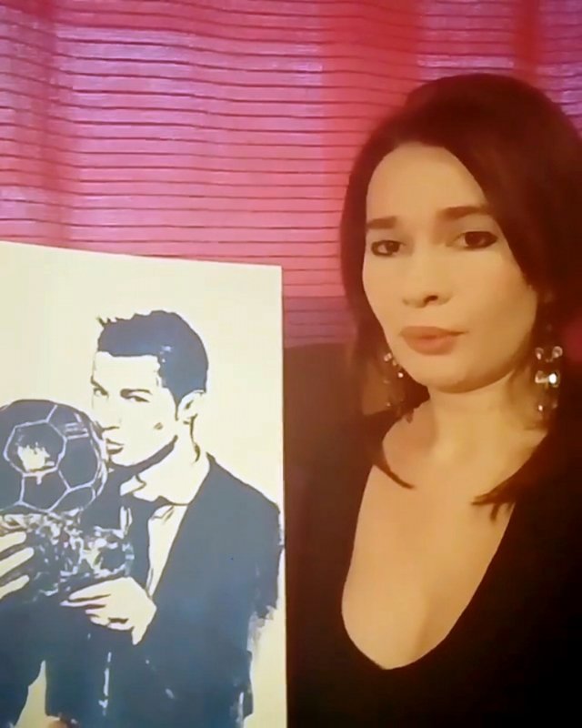 Xanım rəssam Ronaldonu təbrik etmək üçün sinəsiylə portretini çəkdi 