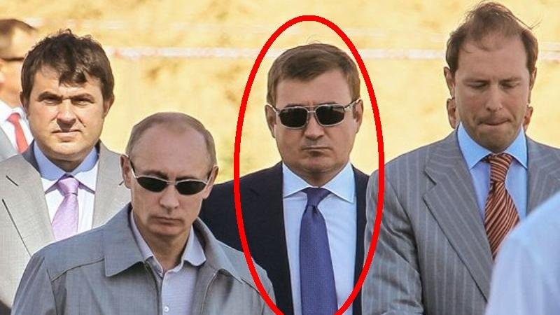Putinin yanındakı sirli adam kimdir?