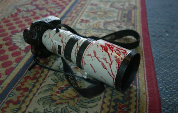 Jurnalisti həyat yoldaşının gözü qarşısında öldürdülər