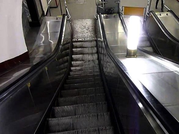 Metroda dəhşətli anlar - Uşağın ayağı eskalatorun arasında qaldı 