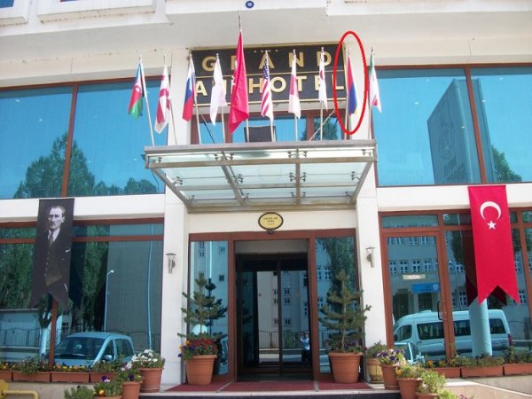 Azərbaycanlı iş adamının otelində erməni bayrağı dalğalanır 