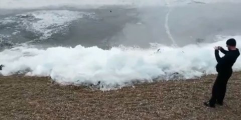 Dünyanın ən dərin gölündə dalğalar belə dondu