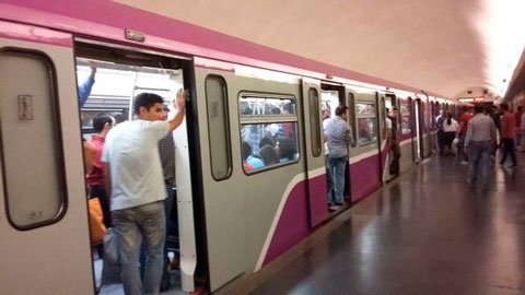 Bakı metrosunda qatar tuneldə qaldı - Sərnişinlər təxliyyə edildi