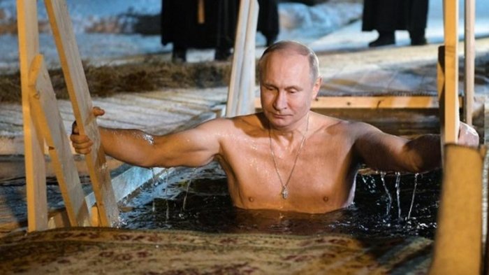 Putin xaç suyuna salma mərasimində iştirak etdi və SUYA GİRDİ
