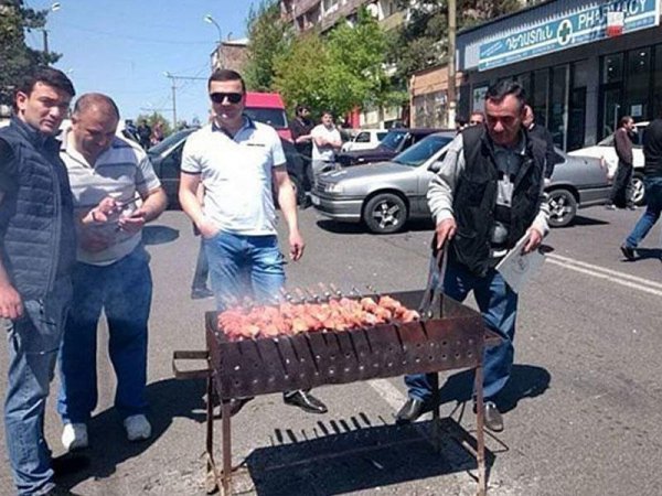Ermənistanda fəallar İran və Gürcüstan yolunu bağladılar