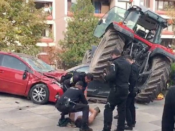  Sürücü traktoru Türkiyə parlamentinə sürdü - Polislər dayandıra bilmədilər