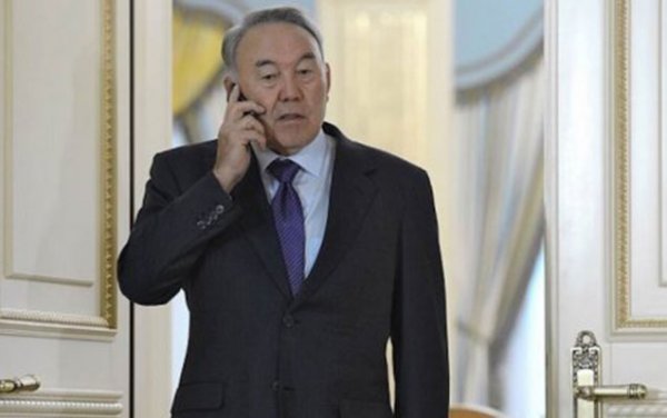 “Mən hələ də “Nokia” istifadə edirəm” - Nazarbayev
