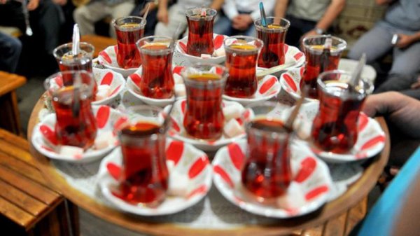 Rusiyalı nazir: Mən yalnız Azərbaycan çayı içirəm