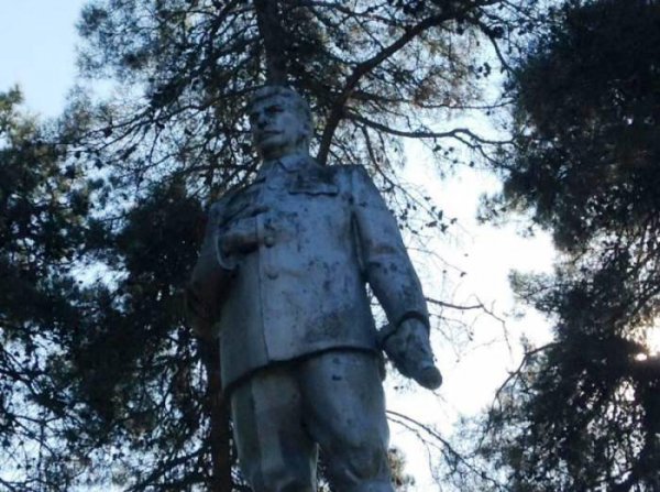 Azərbaycanın bu bölgəsində Stalinin heykəli hələ də qalır - FOTO