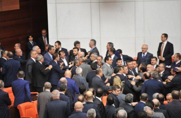 Türkiyə parlamentində deputatlar dava saldı
