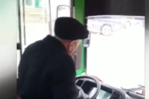 Avtobus sürücüsü sükan arxasında siqaret çəkdi, işdən qovuldu - VİDEO