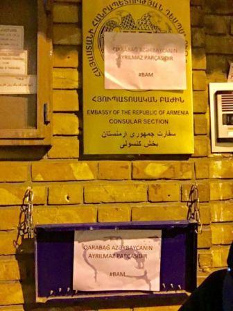 Tehranda erməni konsulluğuna vərəqələr yapışdırıldı