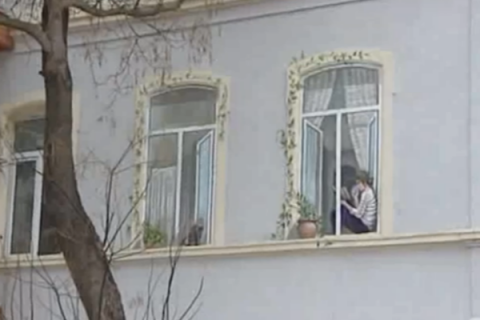 Bakıda evin pəncərəsində qeyri-adı rəsm - Video