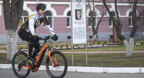 Kiyev meri səsverməyə velosipedlə gəldi 