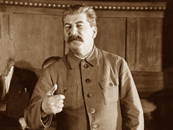 DAHİLƏRİN ƏCAİB DAVRANIŞLARI:yırtıq tuflidə ölən Stalin...