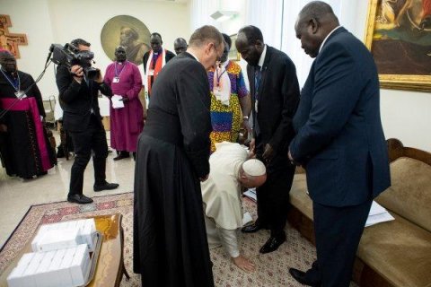 Papa prezidentin ayağını öpdü - Şəkil