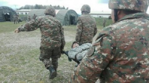Ermənistanda hərbçiləri daşıyan maşın aşdı: 10 yaralı
