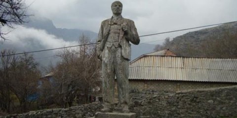 Leninin Azərbaycandakı sonuncu heykəli yıxıldı: "Özümüz dağıtdıq"