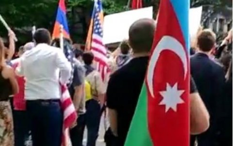 Əlində Azərbaycan bayrağı ilə ermənilərin arasından keçdi - ŞƏKİL/VİDEO