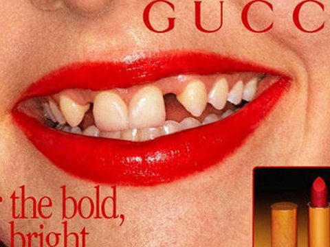 Ön dişləri olmayan model “Gucci”nin siması oldu