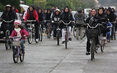 İsfahanda qadınların velosiped sürməyi qadağan edildi