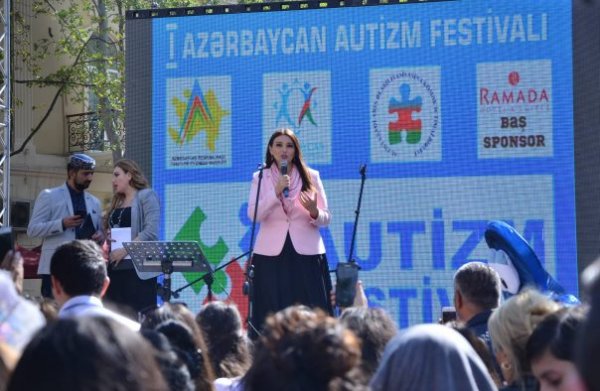 Millət vəkili Qənirə Paşayeva  I Azərbaycan Autizm Festivalında çıxış edib