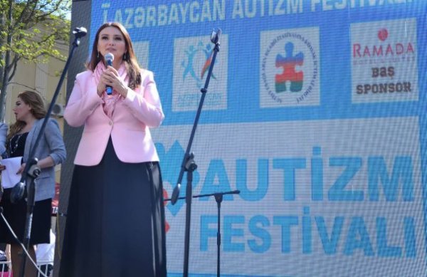 Millət vəkili Qənirə Paşayeva  I Azərbaycan Autizm Festivalında çıxış edib