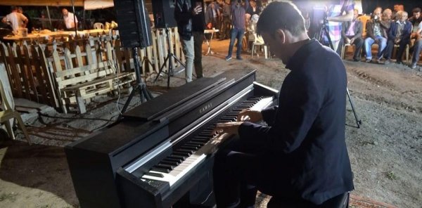 Azərbaycanlı pianoçu traktorun üstündə konsert verdi - ŞƏKİL