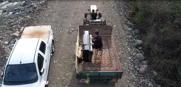 Azərbaycanlı pianoçu traktorun üstündə konsert verdi - ŞƏKİL