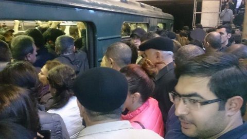 Bakı metrosunda hərəkət İFLİC OLDU - Sərnişinlər qatarda gözlədilər - ŞƏKİL