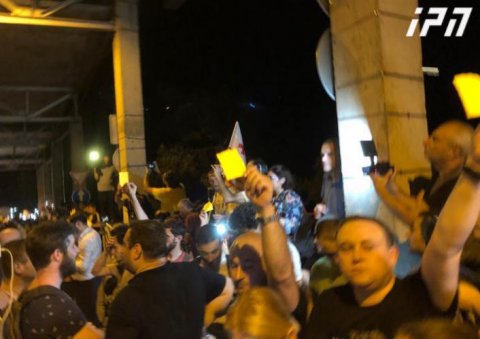 Tbilisidə etirazçılar dağılışmazdan əvvəl İvanişviliyə "sarı kart" qaldırıblar - ŞƏKİL - YENİLƏNİB