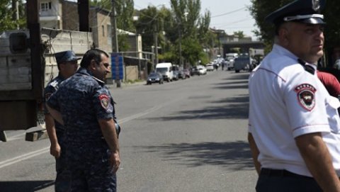 Ermənistan paytaxtı qana boyandı - 8 yaralı