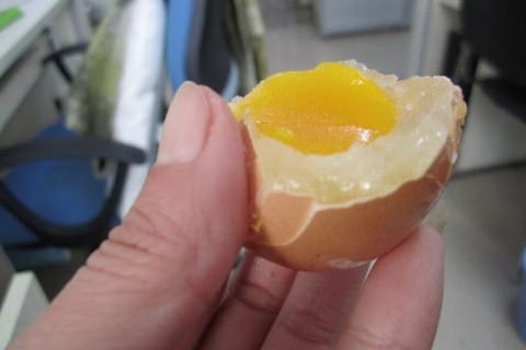 DİQQƏT! Bakıda məşhur supermarketdə "Çin yumurtası" satılır - VİDEO