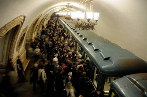 Bakı metrosunda HƏYƏCANLI ANLAR - Sərnişinlər dərhal vaqonlardan çıxarıldı