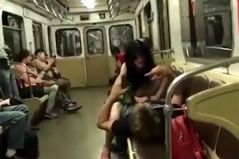 Metroda cütlükdən əxlaqsız hərəkət - ŞƏKİL