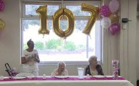 107 yaşlı qadın uzunömürlülüyünün sirrini açıqladı: "Heç vaxt evlənməmişəm"