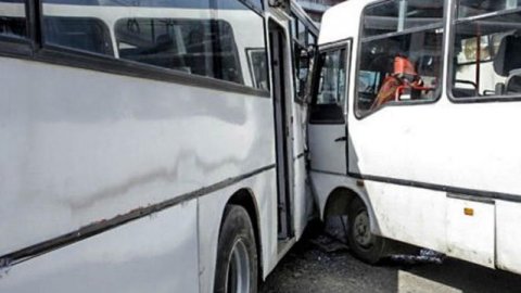 Bakıda iki avtobus və minik avtomobili toqquşdu - ŞƏKİL