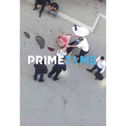 Xırdalanda DƏHŞƏT - 3 uşaq anası özünü binadan atıb öldürdü - ŞƏKİL