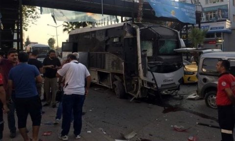 Türkiyədə polisləri daşıyan avtobus bombalandı