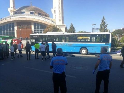 Marşrut avtobusu dayanacağa çırpıldı: ölənlər var