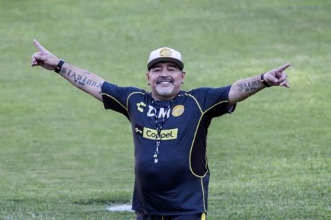 Komandasının ilk qələbəsinə sevinən Maradonadan maraqlı rəqs - VİDEO
