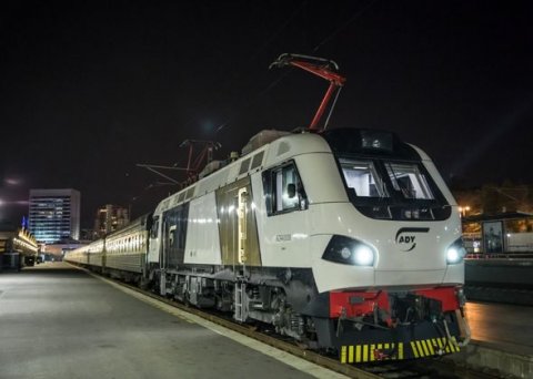 Bakı-Tbilisi-Bakı sürət qatarı sərnişin lokomotivi ilə yola salındı - İLK DƏFƏ
