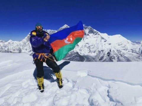 Əfsanəvi azərbaycanlı alpinist Himalayda üçüncü zirvəni fəth etdi