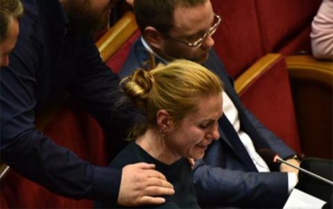 Parlamentdə qadın deputata qulaq asmadılar, o da ağladı - Video