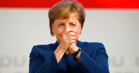 Merkel yenə çətin vəziyyətə düşdü - Video