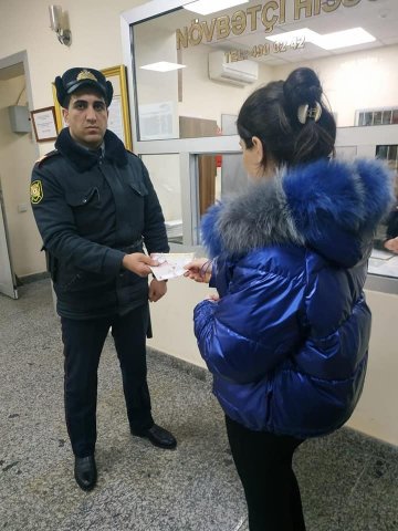 Polis Bakı kart aparatının yanında 2000 manat tapıb- ŞƏKİL