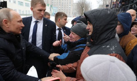 Putin soyuqda üşüyən insanlara görə kortejini saxlatdırdı - Video